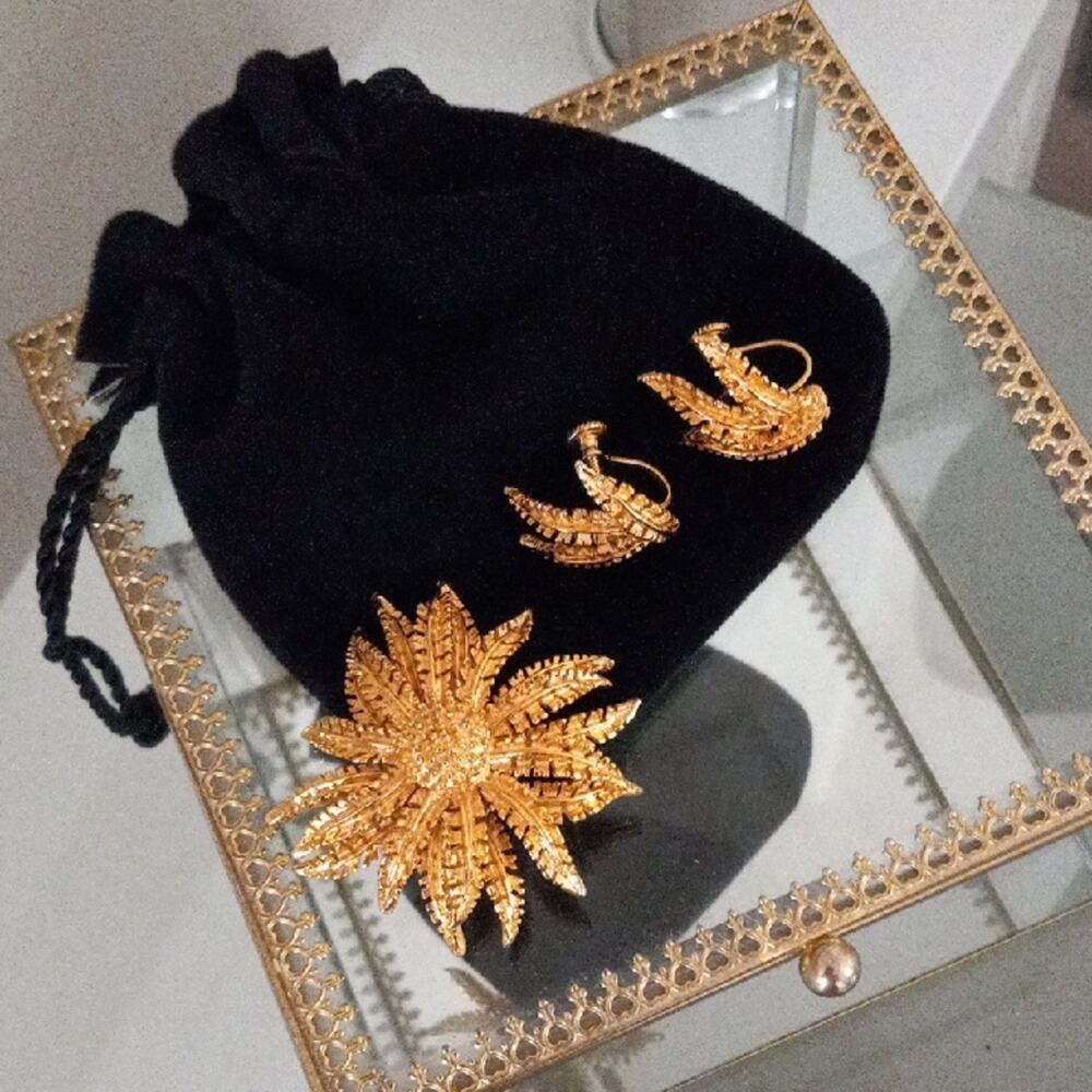 Vintage CORO Gold-Tone Floral Brooch and Screw-back Earrings Set - Women Jewelry